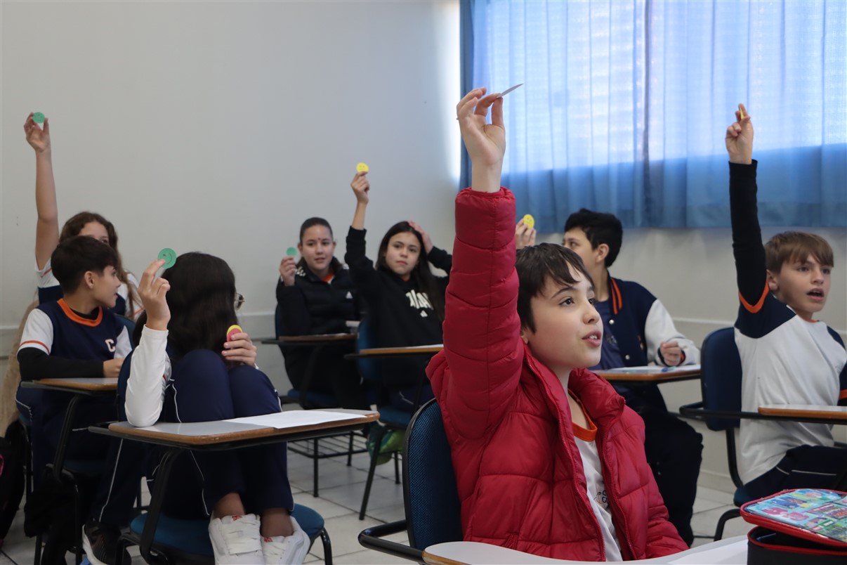 Acadêmicas do EAD da UniGuairacá promovem atividade sobre saúde mental e bem-estar com estudantes do Colégio Guairacá