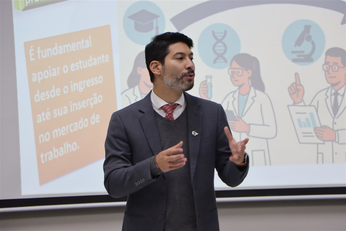 Biomedicina UniGuairacá recebe conselheiro do CRBM para palestra sobre formação e mercado profissional