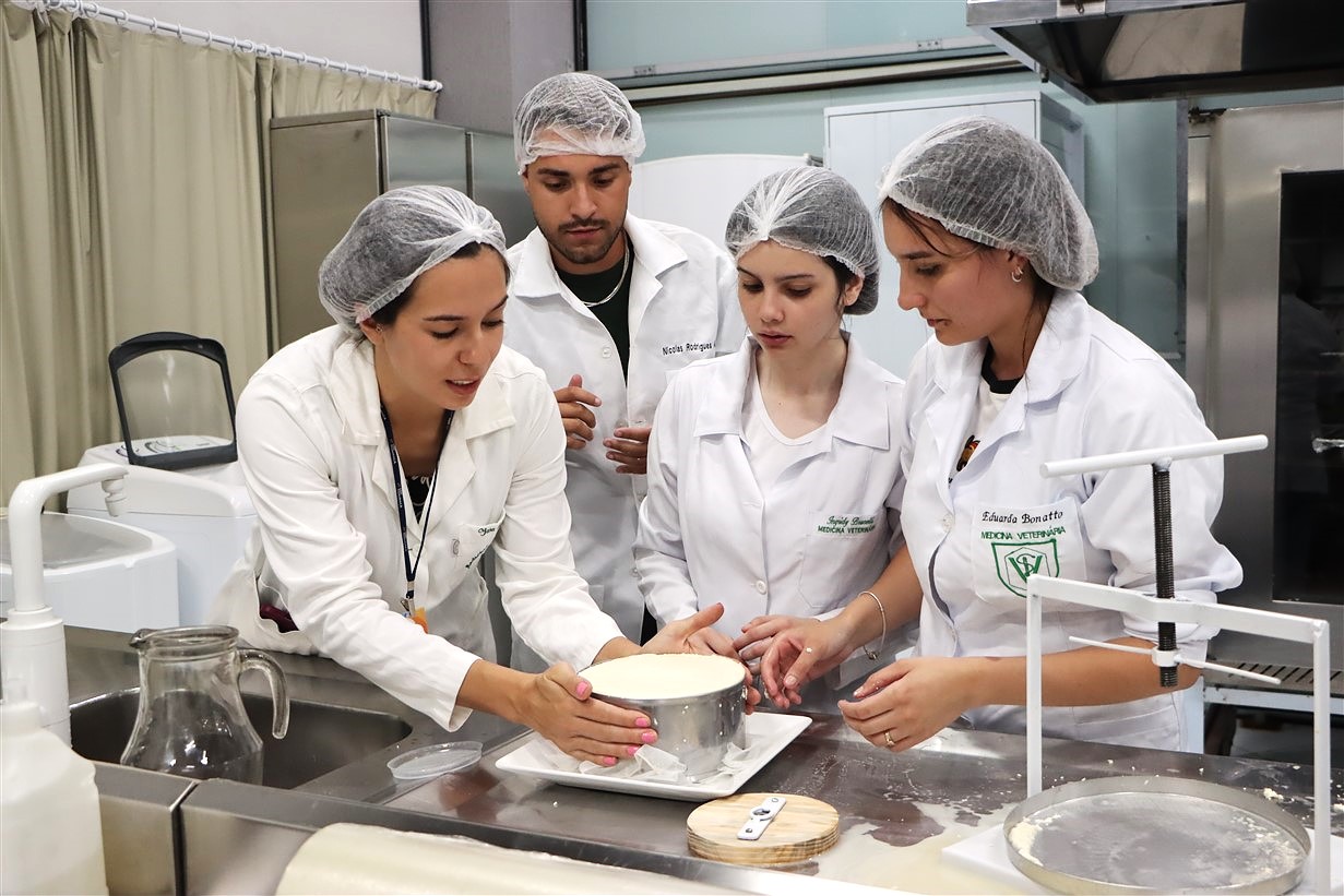 Medicina Veterinária realiza atividade prática de produção de derivados lácteos