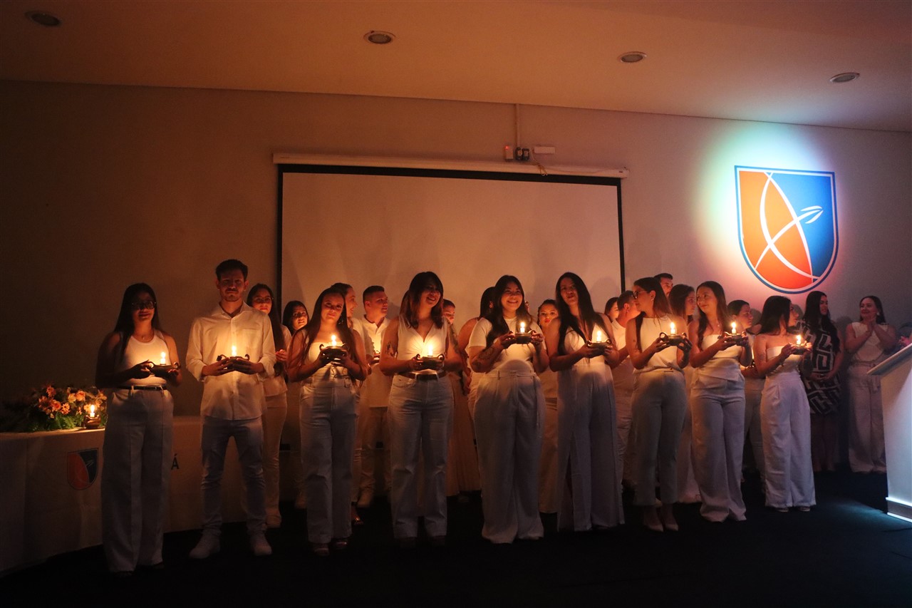 Encerrando ciclos: Enfermagem UniGuairacá participa de Cerimônia de Passagem da Lâmpada