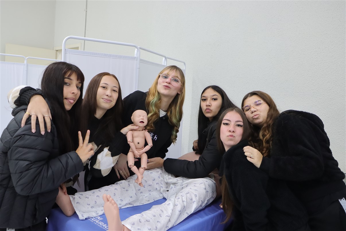 Estudantes do Colégio Ana Vanda Bassara realizam visita técnica à UniGuairacá