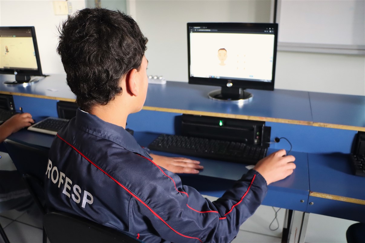 UniGuairacá leva aulas de informática ao Projeto Pelotão Esperança