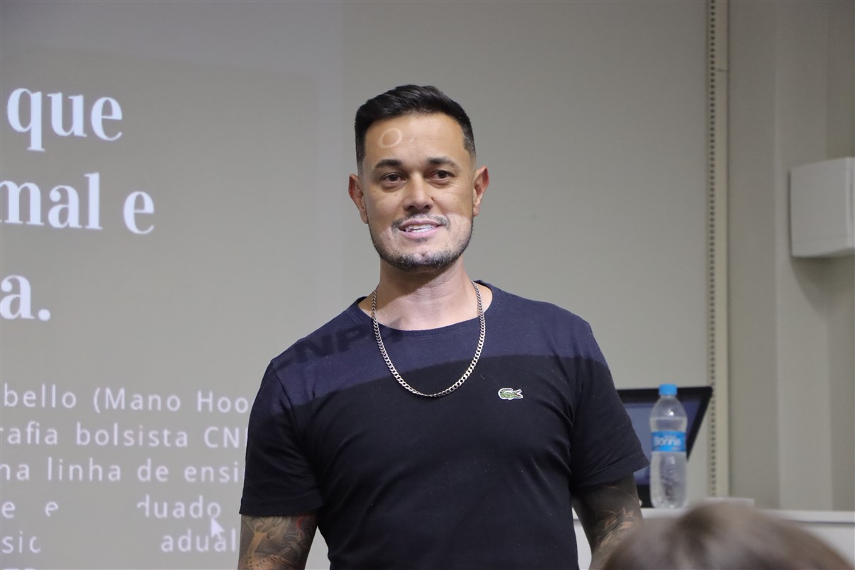 Psicologia UniGuairacá recebe Mano Hood para palestra sobre saber não formal e resistência periférica
