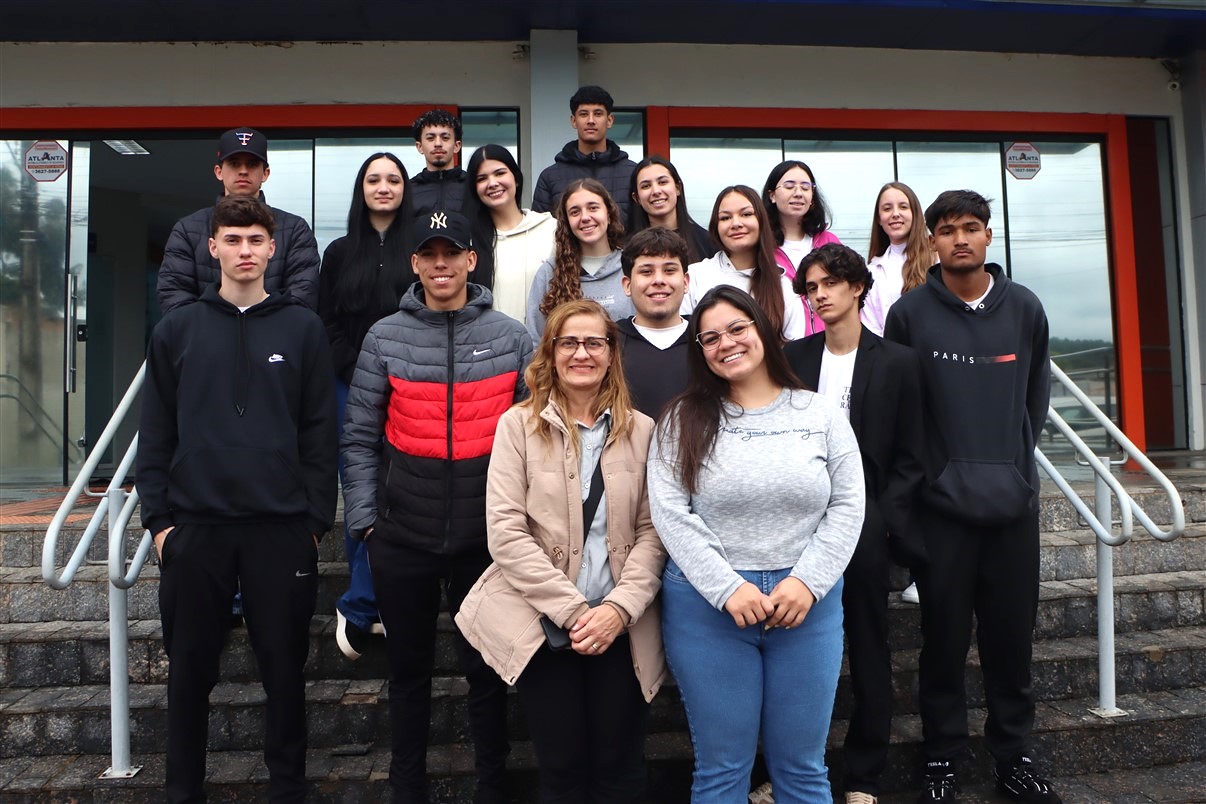 Alunos do Colégio Estadual Professora Elenir Linke conhecem espaços da UniGuairacá e da Policlínica