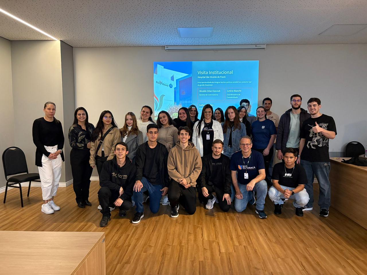 Acadêmicos de Gestão da UniGuairacá realizam visita técnica ao Hospital São Vicente de Paulo