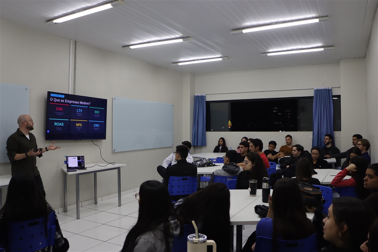 Cursos de Gestão da UniGuairacá promovem palestra sobre dados e decisões inteligentes nas empresas