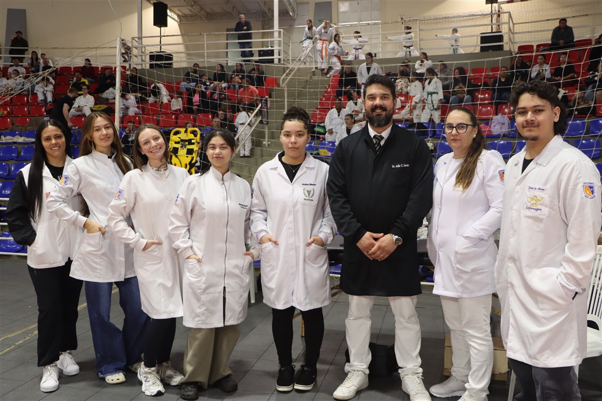 Alunos da UniGuairacá prestam atendimento durante Campeonato Regional de Karatê-dô 