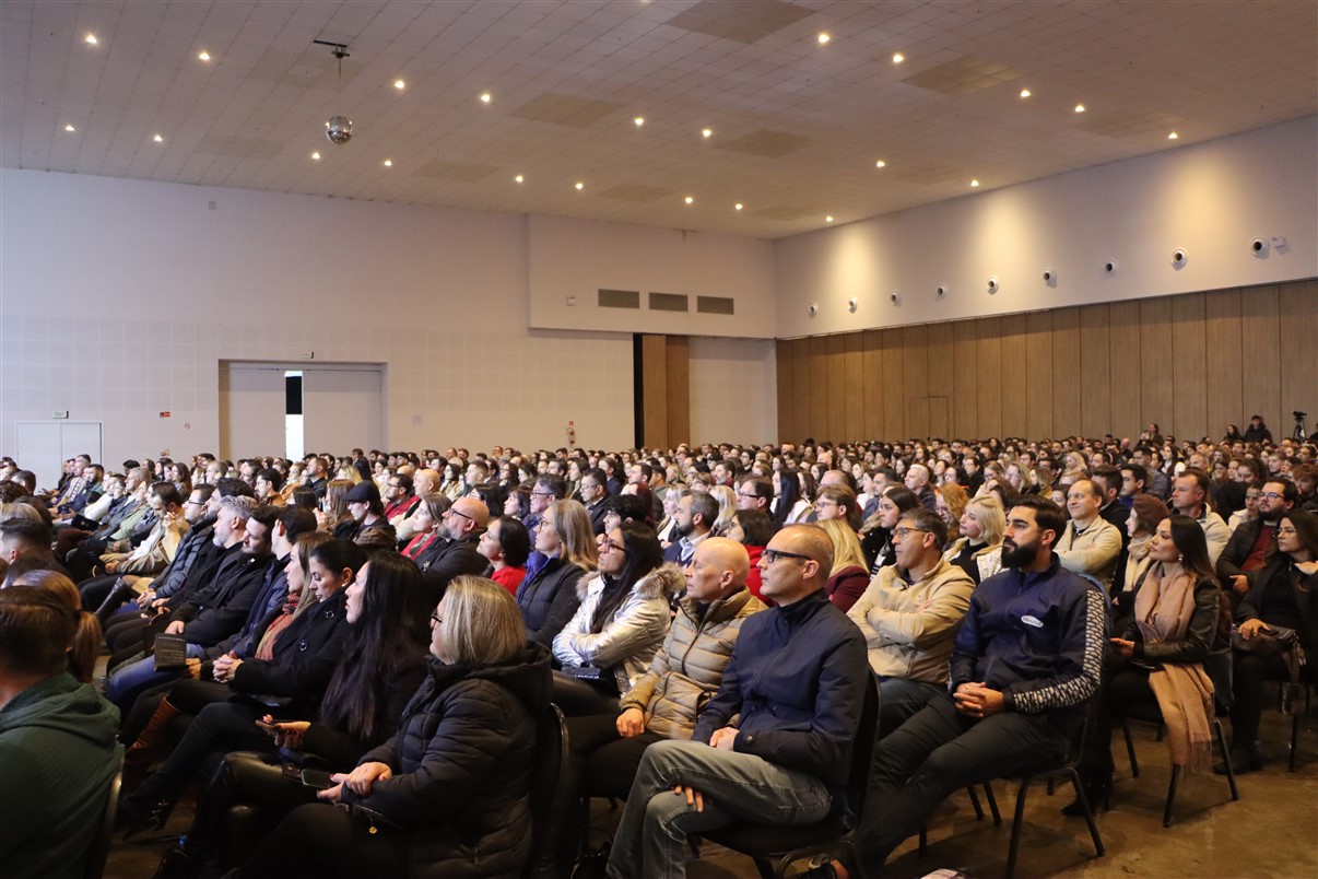 Summit UniGuairacá 2026 reúne mais de novecentas pessoas em uma noite de inspiração e conhecimento