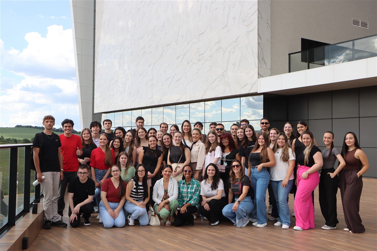 Segunda turma de Medicina UniGuairacá realiza visita ao Câncer Center de Guarapuava
