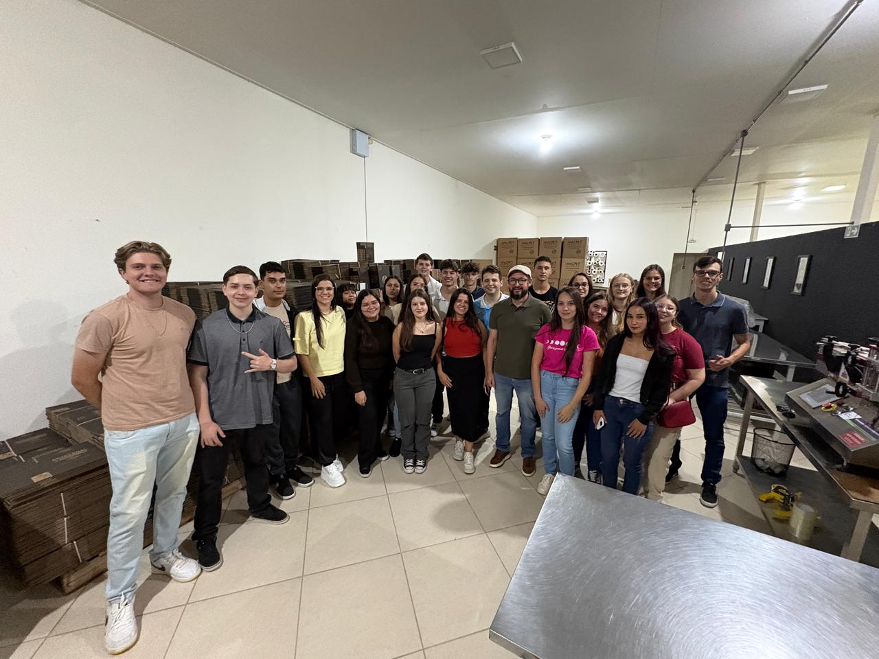 Entre molhos e temperos: Tribal Pepper recebe alunos de Administração da UniGuairacá