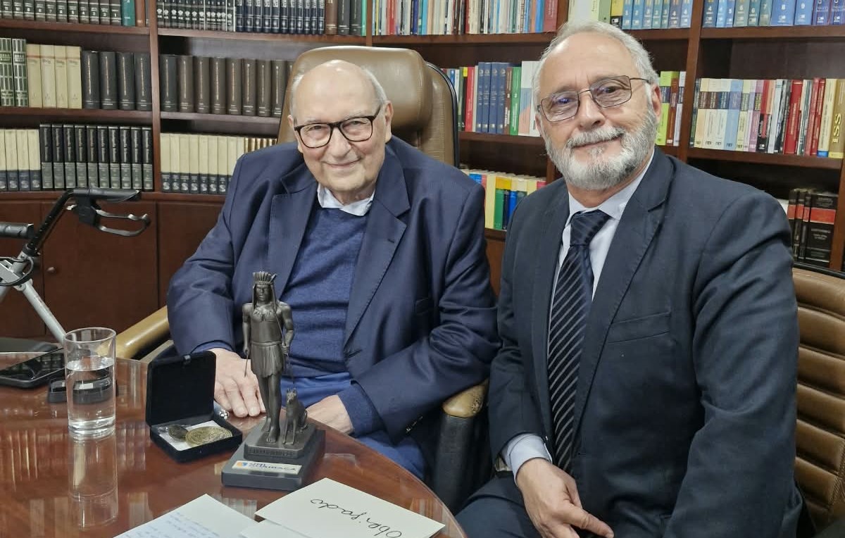Ives Gandra recebe homenagem da UniGuairacá