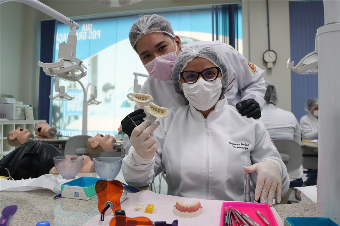 Guia das profissões: por que estudar Odontologia na UniGuairacá?