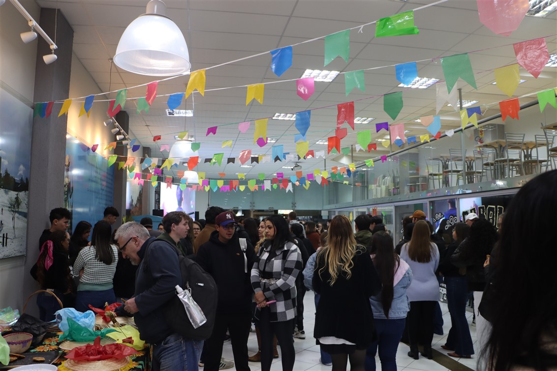 UniGuairacá recebe alunos para segundo semestre letivo com uma festa julina