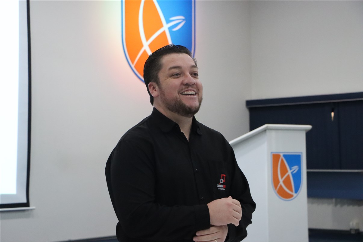 Capacitação técnica: Medicina Veterinária UniGuairacá recebe Guilherme Nunes para Aula Magna